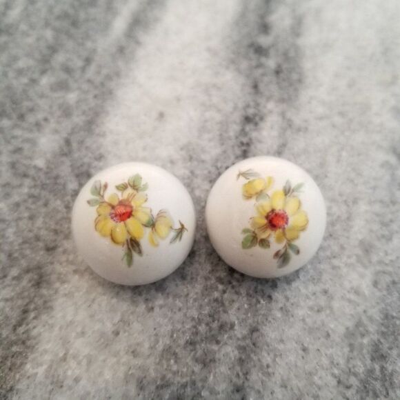 Vintage Yellow Flower Clip On Earrings, White Dome, Retro Design, Estate - Picture 2 of 5